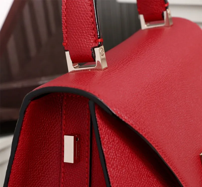 In stock 👉Original medium size in bright red, 👉Valextra Valextra Iside, known as Italian Hermès, is one of the most representative designs of Valextra. There is no obvious logo, but the simple collective line design is very recognizable, full of architectural art, and shows a capable and intellectual style. It is made of imported palm-print lining cowhide, with up to five stitches of handwork, and the shiny oil edges test the skill of the craftsman. Medium size: 26cm【6627#】